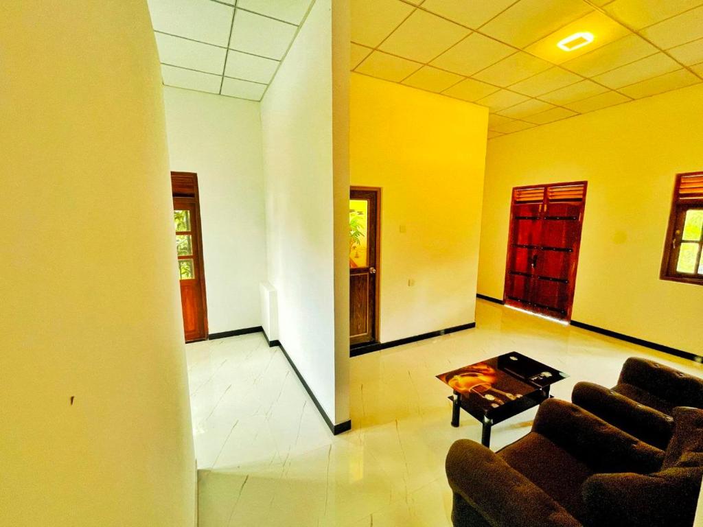 een woonkamer met twee banken en een salontafel bij Yala Eagle Nest and Safari in Tissamaharama