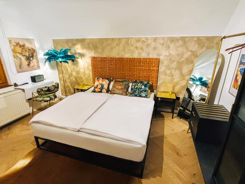 een slaapkamer met een groot bed in een kamer bij CASA Salzburg in Salzburg