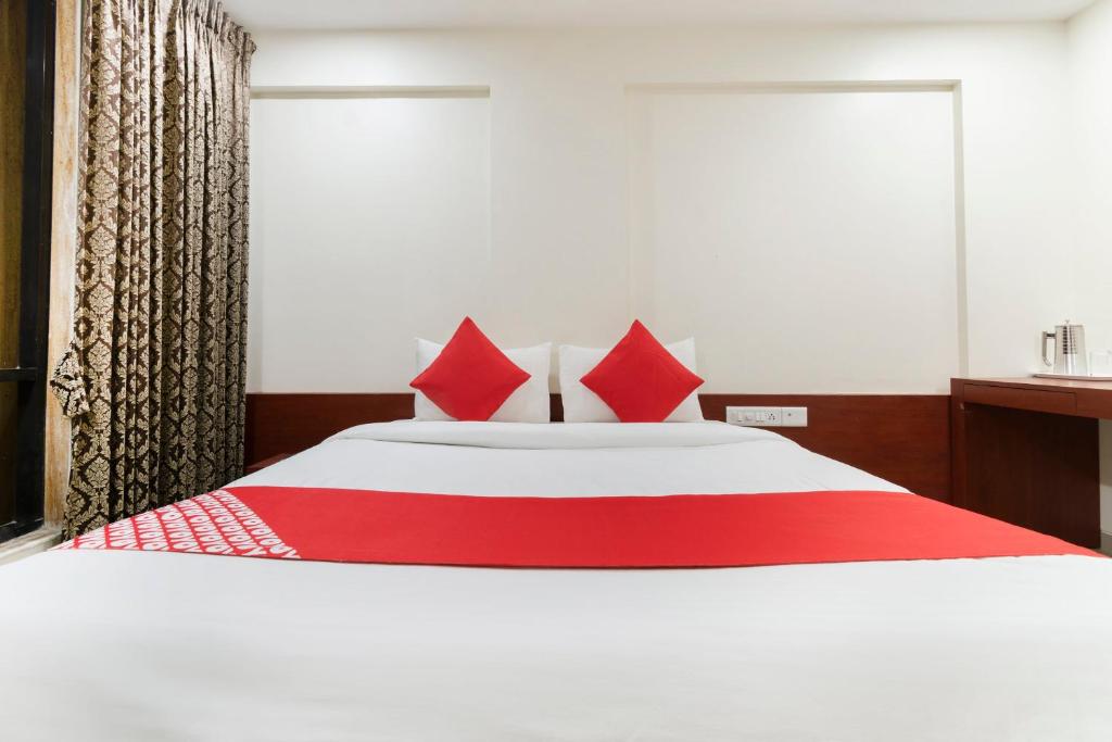 Giường trong phòng chung tại Hotel O Shivprabha