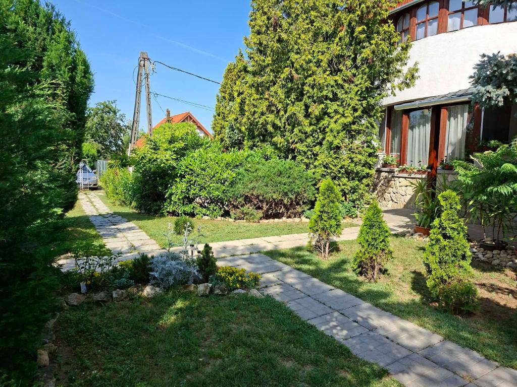 un giardino di fronte a una casa di SUNFISH Apartman a Balatonszárszó