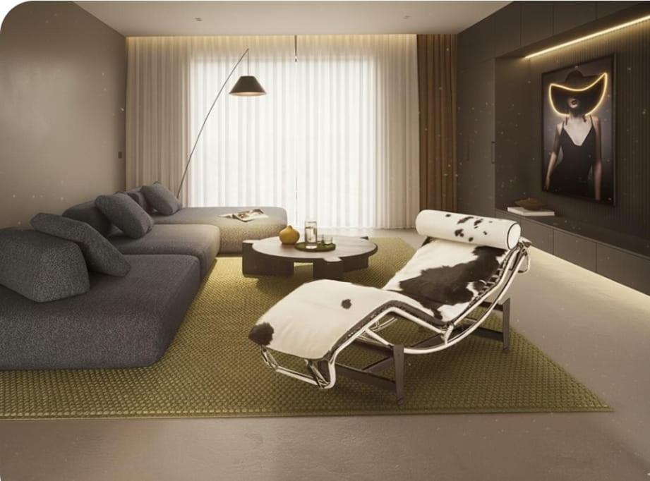 een woonkamer met een bank en een stoel bij Tiare' in Trani