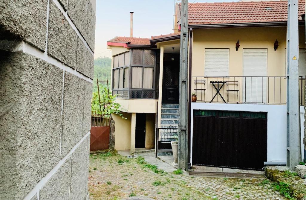 un vicolo che conduce a una casa con un garage di grandma s carolina villa a Sul