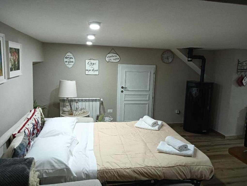 En eller flere senge i et værelse på Al Cottage