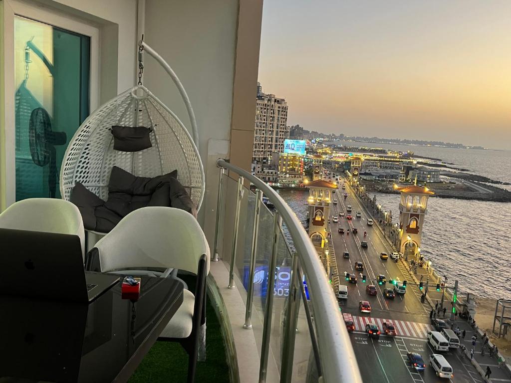 balcone con vista su una città trafficata di 2Br Stanley Sea View a Banī Ghālib