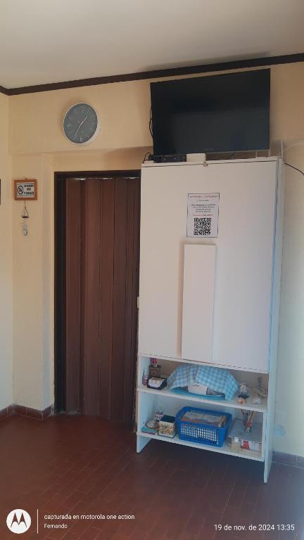 Zimmer mit einem TV auf einem Regal in der Unterkunft Miramar 7C un ambiente in Miramar