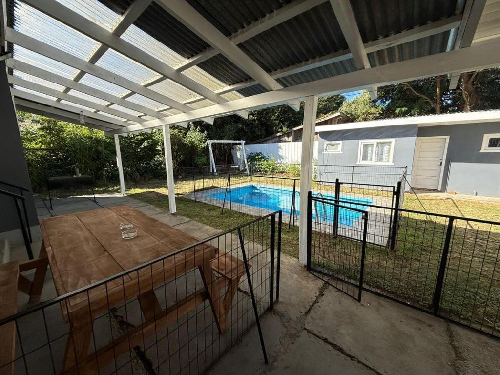 un patio con recinzione e piscina di Casa en el centro de Licanray a Licán Ray