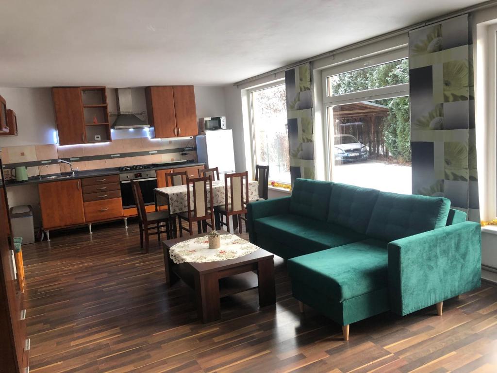 een woonkamer met een bank en een tafel bij Penzion Apollón in Liberec