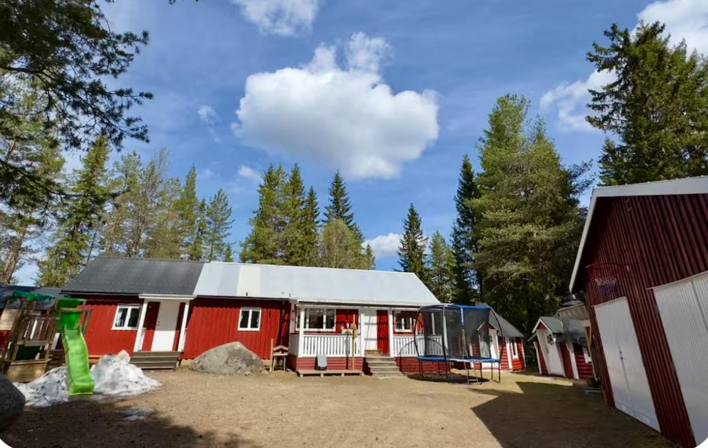 希塞里贝克Vilt Hjerte Stugas的一座红白的建筑,有树木背景