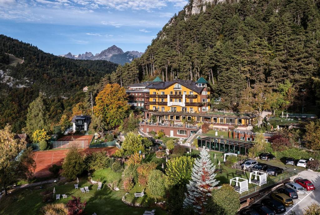 een luchtfoto van een resort in de bergen bij Alp Wellness Sport Hotel Panorama in Fai della Paganella