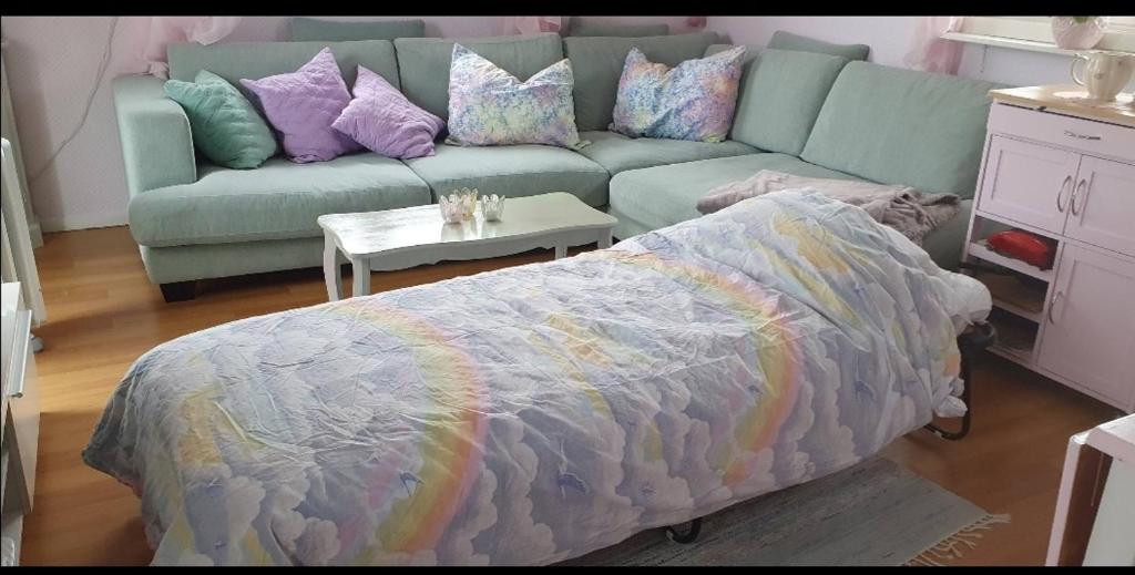 Et opholdsområde på Idyllisk stuga- Isaberg, fri elbilsladdning