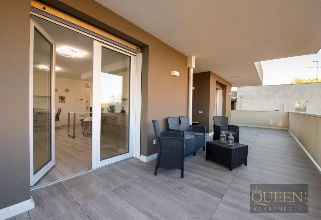 a living room with a couch and chairs and a table at QUEEN HOME Luana in Venice