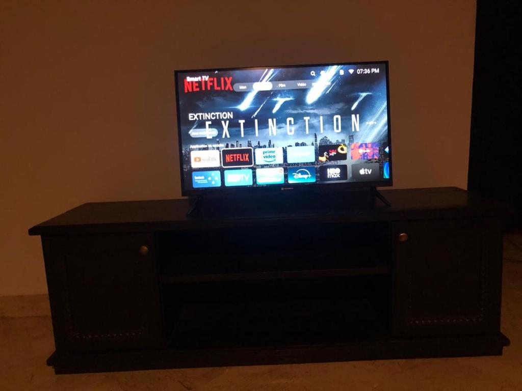 una TV a schermo piatto seduta sopra un comò di Merriem Guest Rooms a Rabat