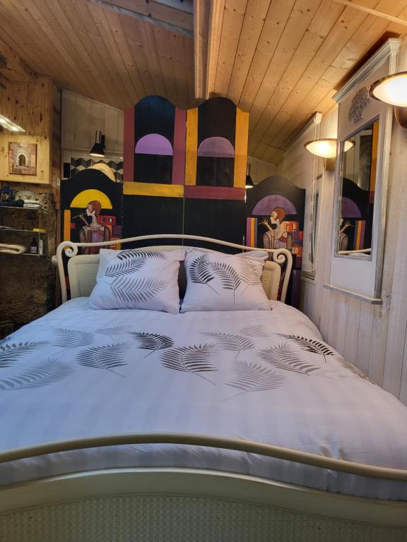 a bedroom with a large bed in a room at La Garette in Elbeuf-sur-Andelle