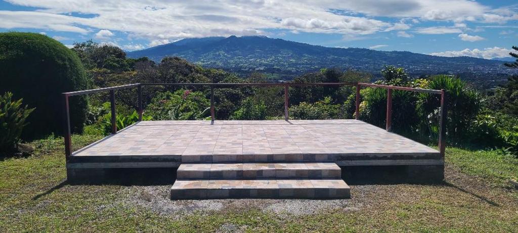 Cảnh núi rừng hoặc tầm nhìn ra núi từ căn hộ