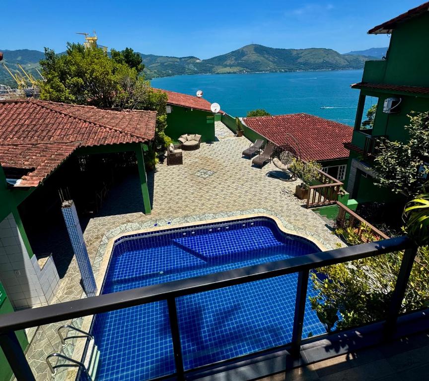 a view of a house with a swimming pool at Pousada Platôdasilhas in Angra dos Reis