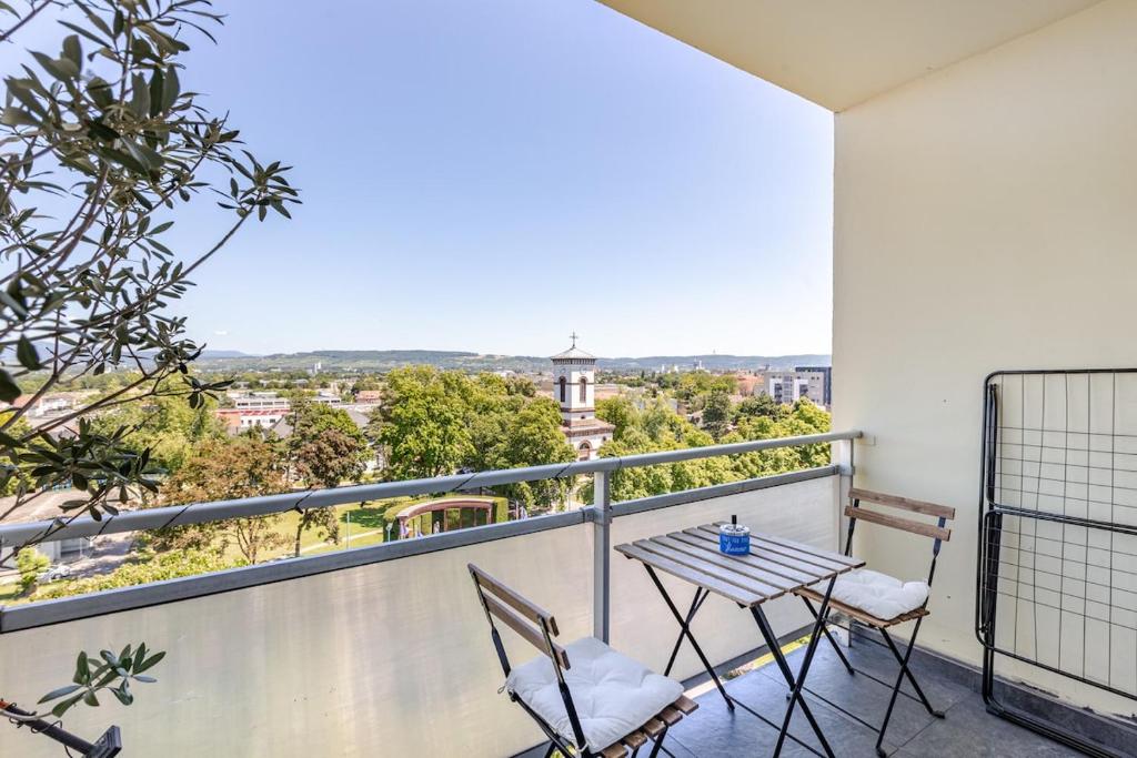 a balcony with a table and chairs and a view at Traumhaftes Studio in Top Lage! in Saint-Louis