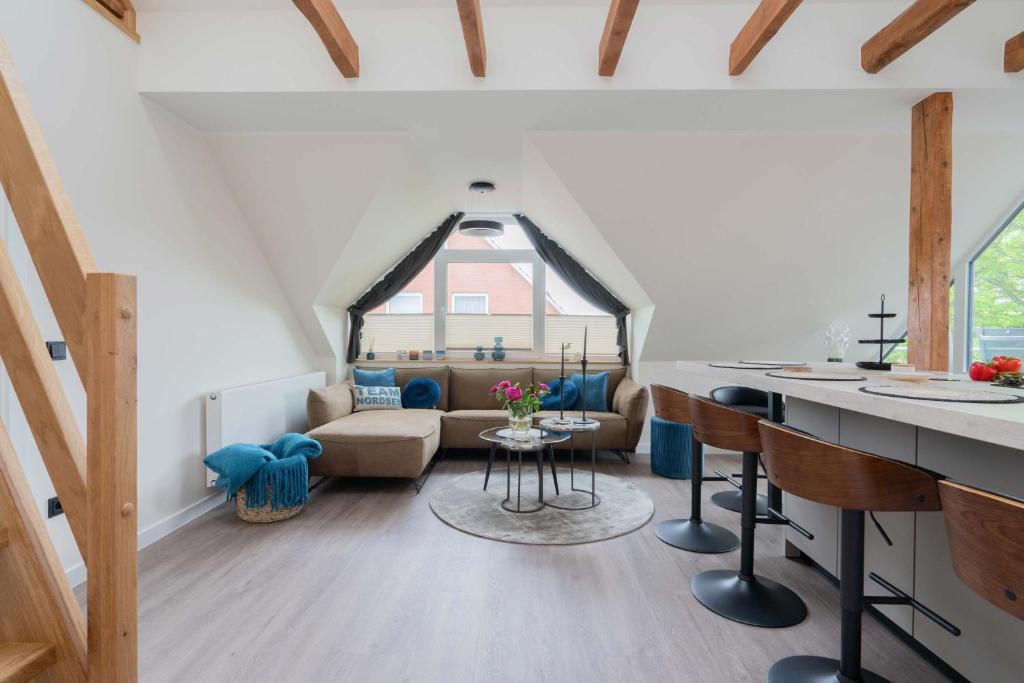 诺德奈Neywatt 1的客厅里有一张沙发和一张桌子。