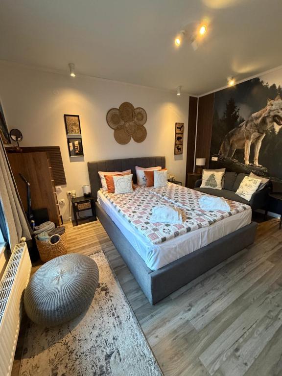 una camera da letto con un letto grande e un divano di Luxury Studio2 in Hotel Friends Spa a Bansko