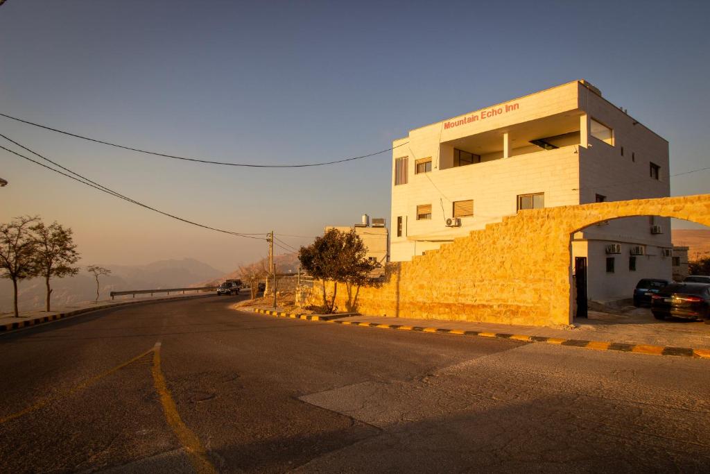 eine leere Straße vor einem Gebäude in der Unterkunft Mountain Echo Inn in Taiyiba