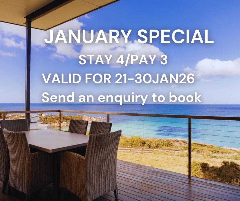 een tafel op een terras met uitzicht op de oceaan bij Tranquility Bay of Fires in Binalong Bay