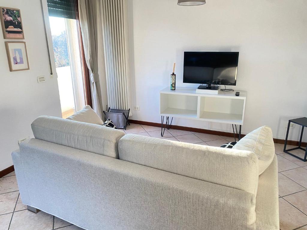 un soggiorno con divano e TV a schermo piatto di Lyllà a Montecchio Maggiore