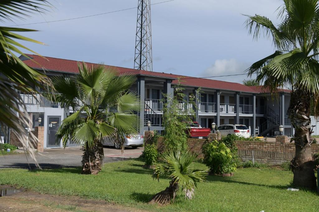een gebouw met palmbomen ervoor bij Royal Inn in Port Arthur