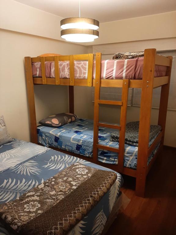 Giường trong phòng chung tại habitacion con camarote