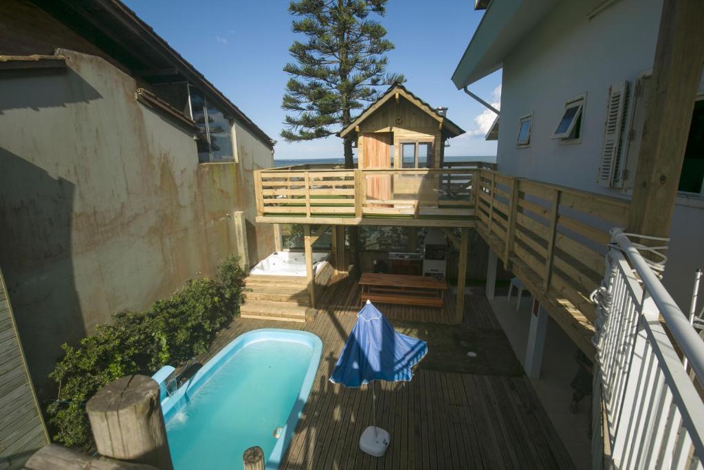 een ligbad op een terras naast een huis bij OzeanHaus, Praia do Sol in Barra Velha