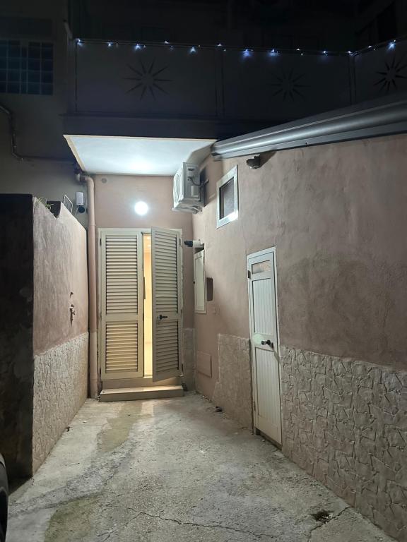 an empty hallway with a door in a room at Souad 2 in San Prisco