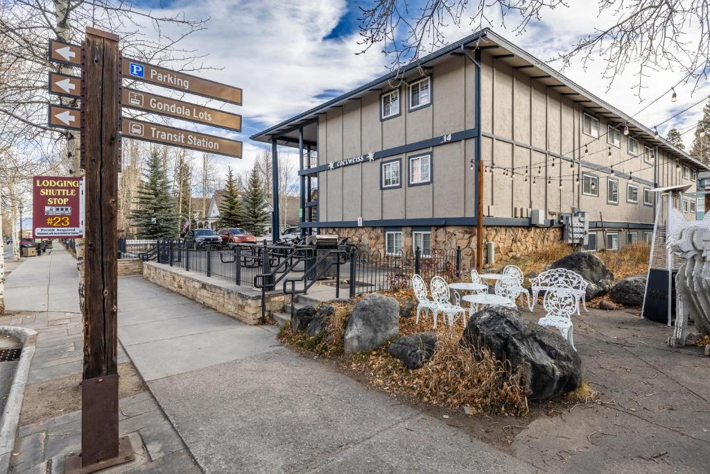 ein Gebäude mit weißen Bänken davor in der Unterkunft Edelweiss 12 in Breckenridge