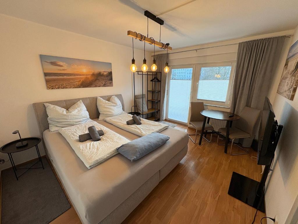 un soggiorno con divano e 2 cuscini sopra di Apartment 3 ABG69 - ideal für Familien und Geschäftsreisende a Gera