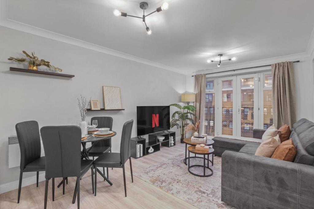 a living room with a couch and a table at Modern 2 Bed Apartment, Secure Parking, Central in Hemel Hempstead