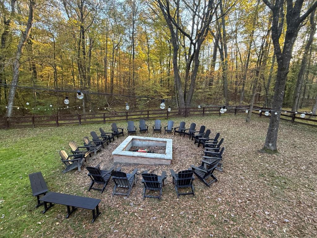 - un groupe de chaises et un foyer extérieur dans un parc dans l'établissement Whisper Chalet Reunions Groups 20 Plus Guests, à Greensboro