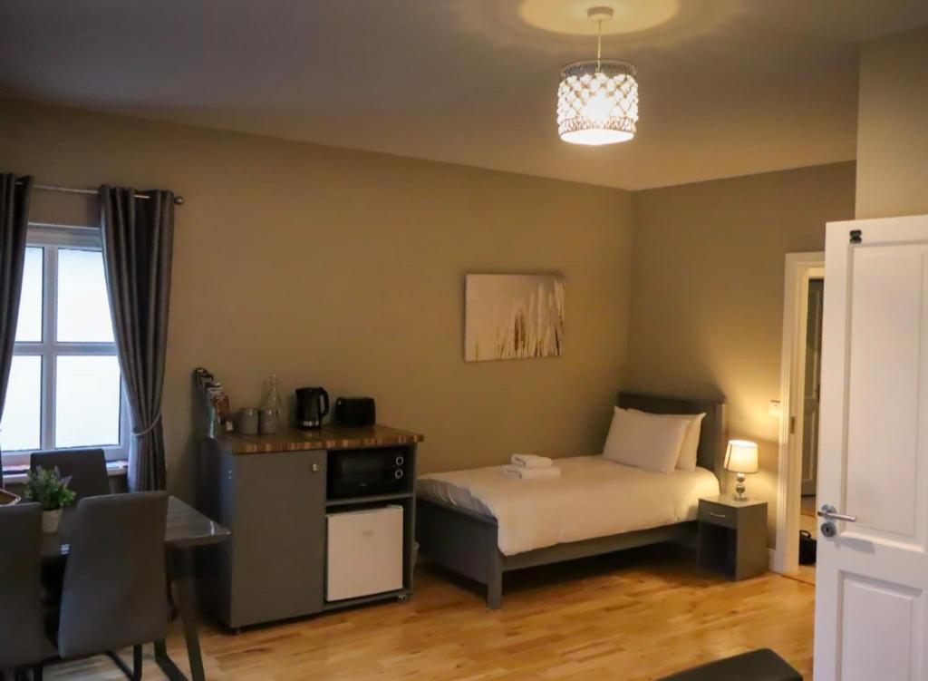 En eller flere senge i et værelse på Ballyhoura Farm Escape Experience with Alpacas & Fairy Forest