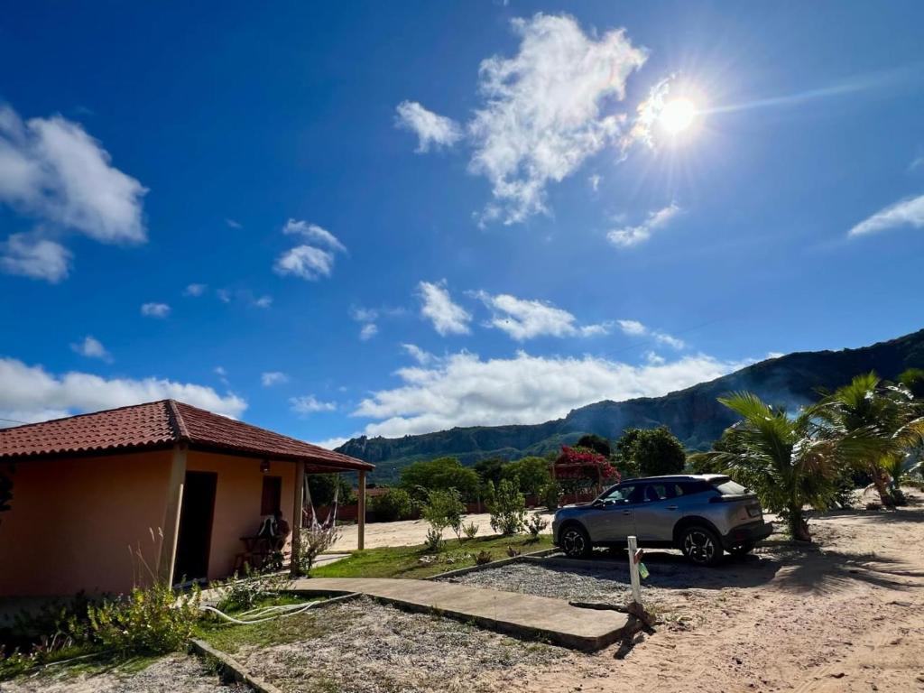 a car parked in front of a house at pousada chales vale do catimbau in Buíque