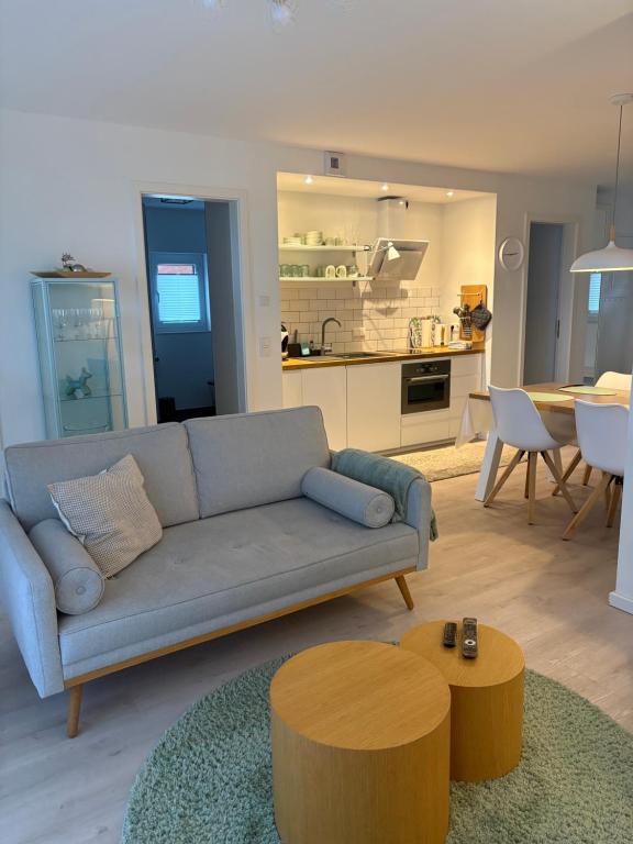 a living room with a couch and a table at Cosyinlaboe in Laboe