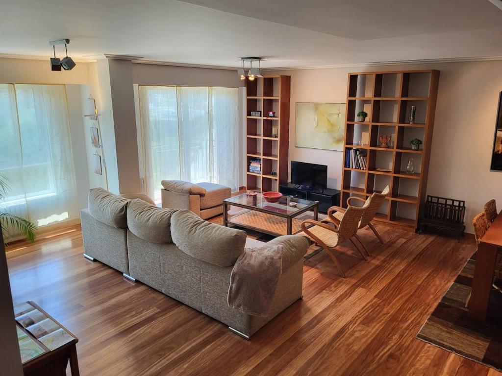 a living room with a couch and a table at O lar da luz in Ourense