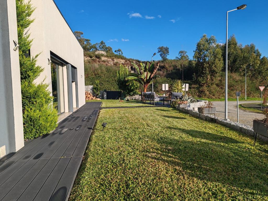 a walkway in a yard next to a building at Vila do Sol in Figueiredo