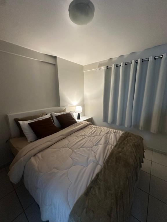 Edf Monte Valpine في ماسيو: غرفة نوم بسرير كبير مع ملاءات بيضاء