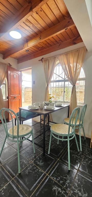 een eetkamer met een tafel en twee stoelen bij Cabaña pet friendly el quisco in El Quisco