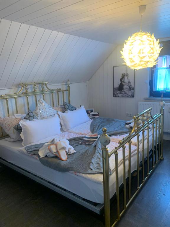 Llit o llits en una habitació de Casa Wellness am Wald 140 qm Bed & Breakfast & Wellness