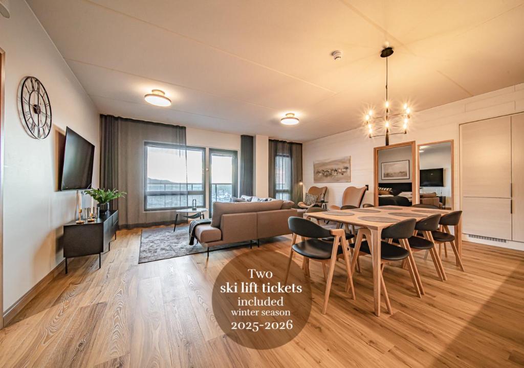 een eetkamer en woonkamer met een tafel en stoelen bij Ski Chalet C27 Levi Center incl 2 ski passes by Aavalevi in Levi
