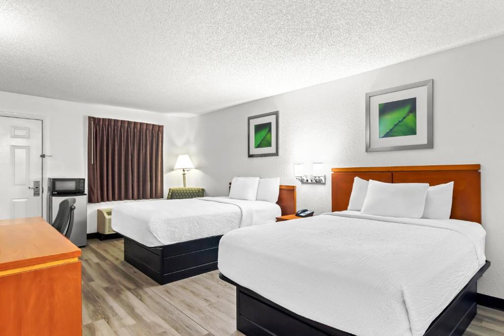 En eller flere senge i et værelse på Homestay Inn and suites