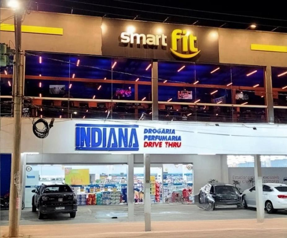 a smart fit car dealership with cars parked in it at loft climatizado próximo à Aperam in Timóteo
