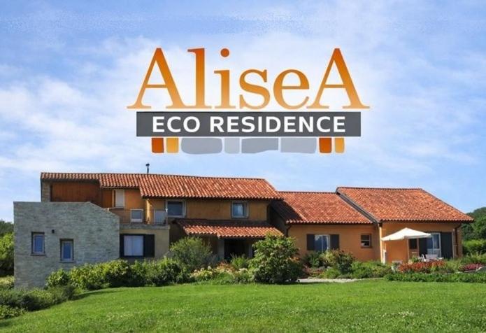 Ein Haus mit einem Schild für Alda Ego Residence in der Unterkunft Alisea Eco Residence in Pocapaglia