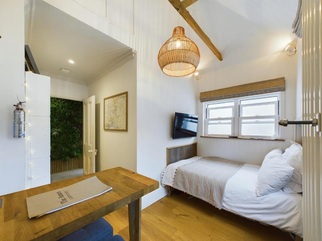 Postel nebo postele na pokoji v ubytování THE ANNEX, Lostwithiel Small Double Bed, Private Parking, Quiet Location