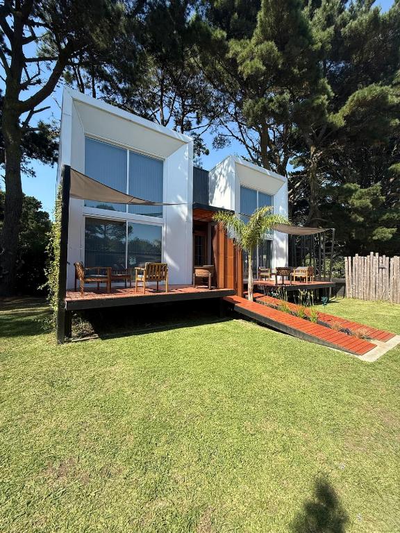 una casa moderna con un ampio cortile aperto di Complejo Raíces a Mar de Cobo