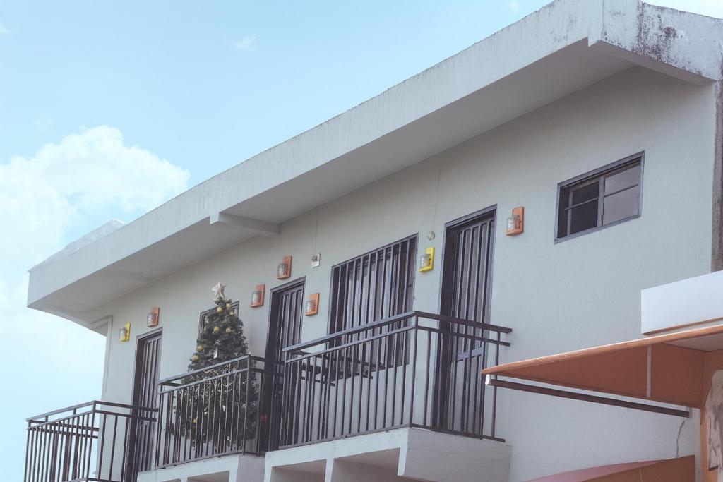 ein Gebäude mit einem Weihnachtsbaum auf dem Balkon in der Unterkunft HappyHouse Ceci in Melgar