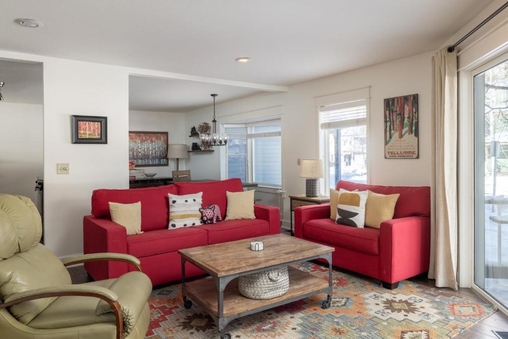 Et opholdsområde på Smuggler Mine - Modern Pet Friendly Retreat Near Slopes