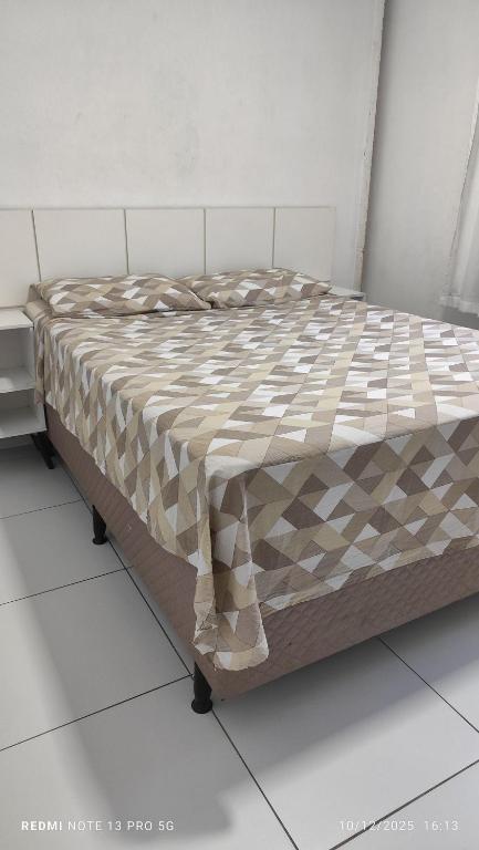 a bed in a room with at Kitnet Aconchegante próx. ao centro da Cidade(102) in Garanhuns